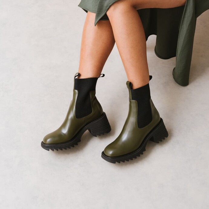 Boots à élastiques et semelles crantées...  en cuir glacé kaki