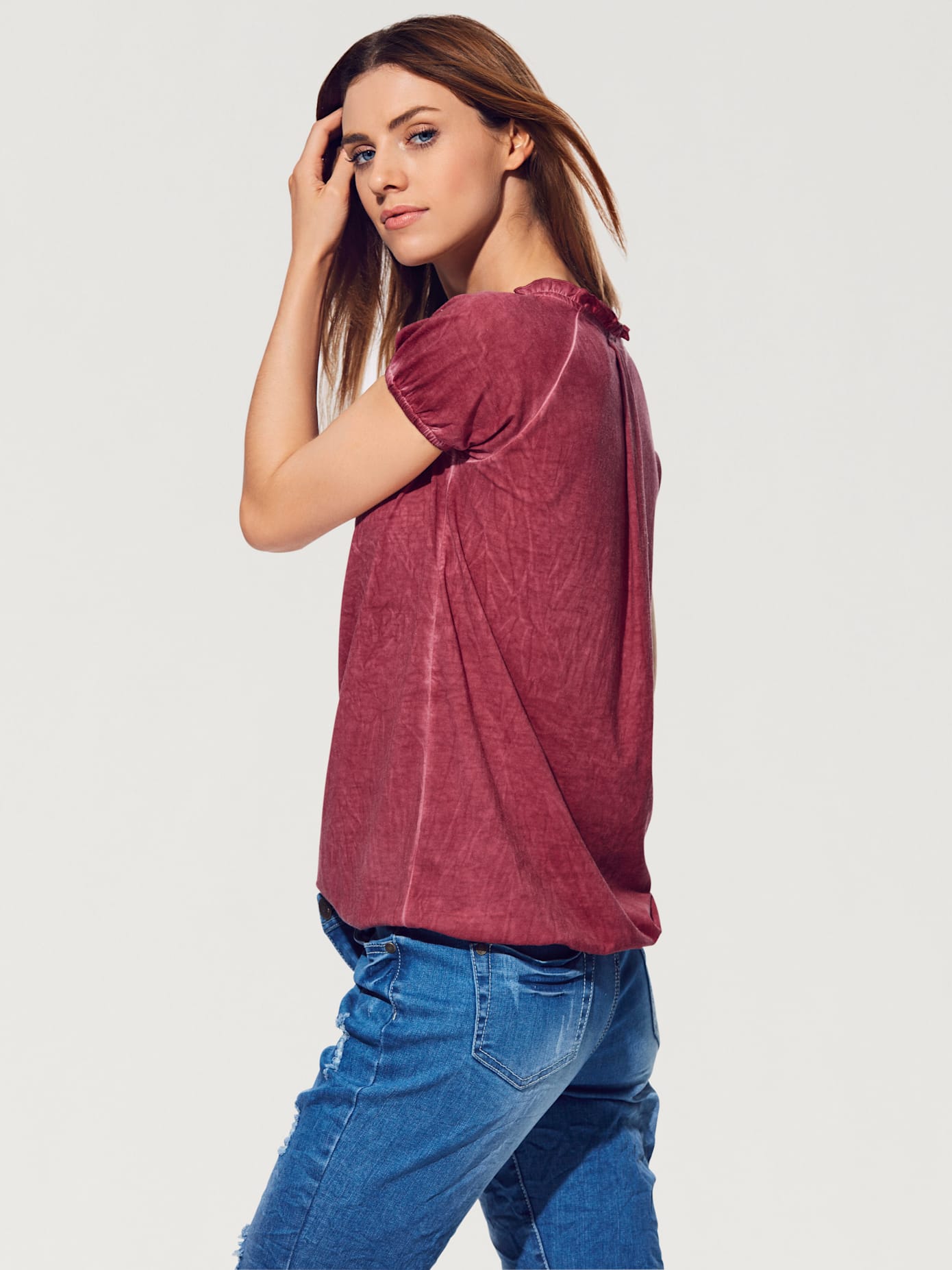 T-shirt en v look tendance avec empiècement smocké à l'encolure