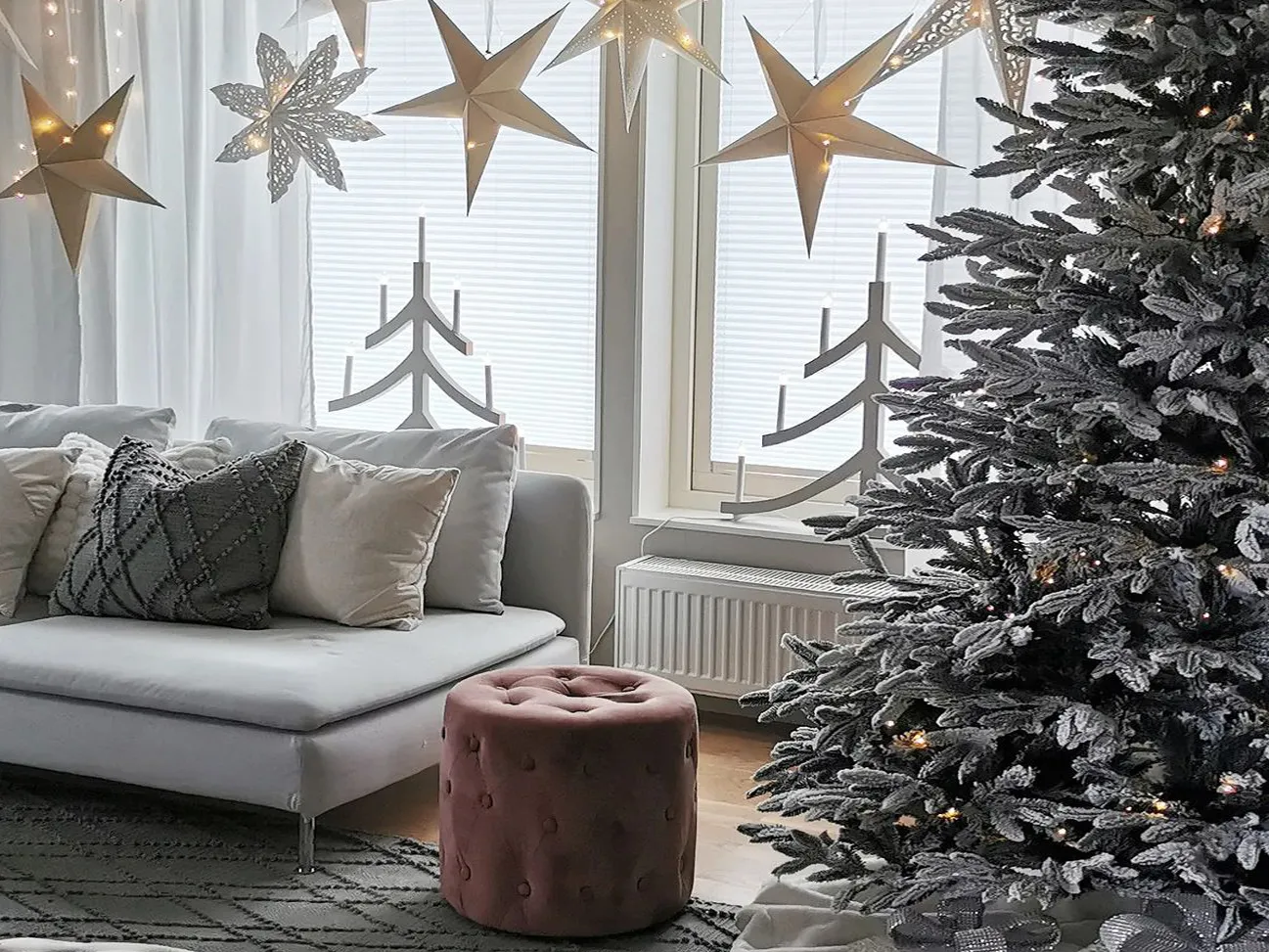 Besneeuwde kunstkerstboom BASSIE 210 cm Wit