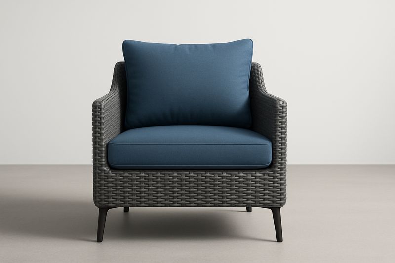 Garten-Relaxsessel aus PE-Rattan mit blauen Kissen