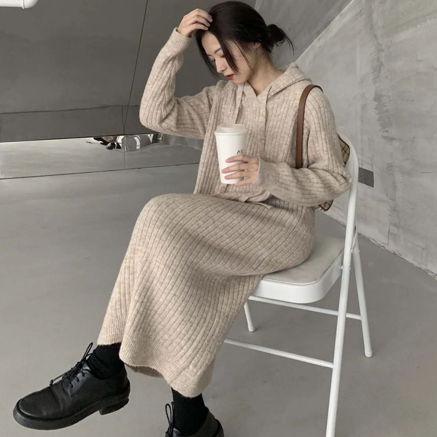 Rred - Effen geribbelde, losse maxi-jurk met capuchon