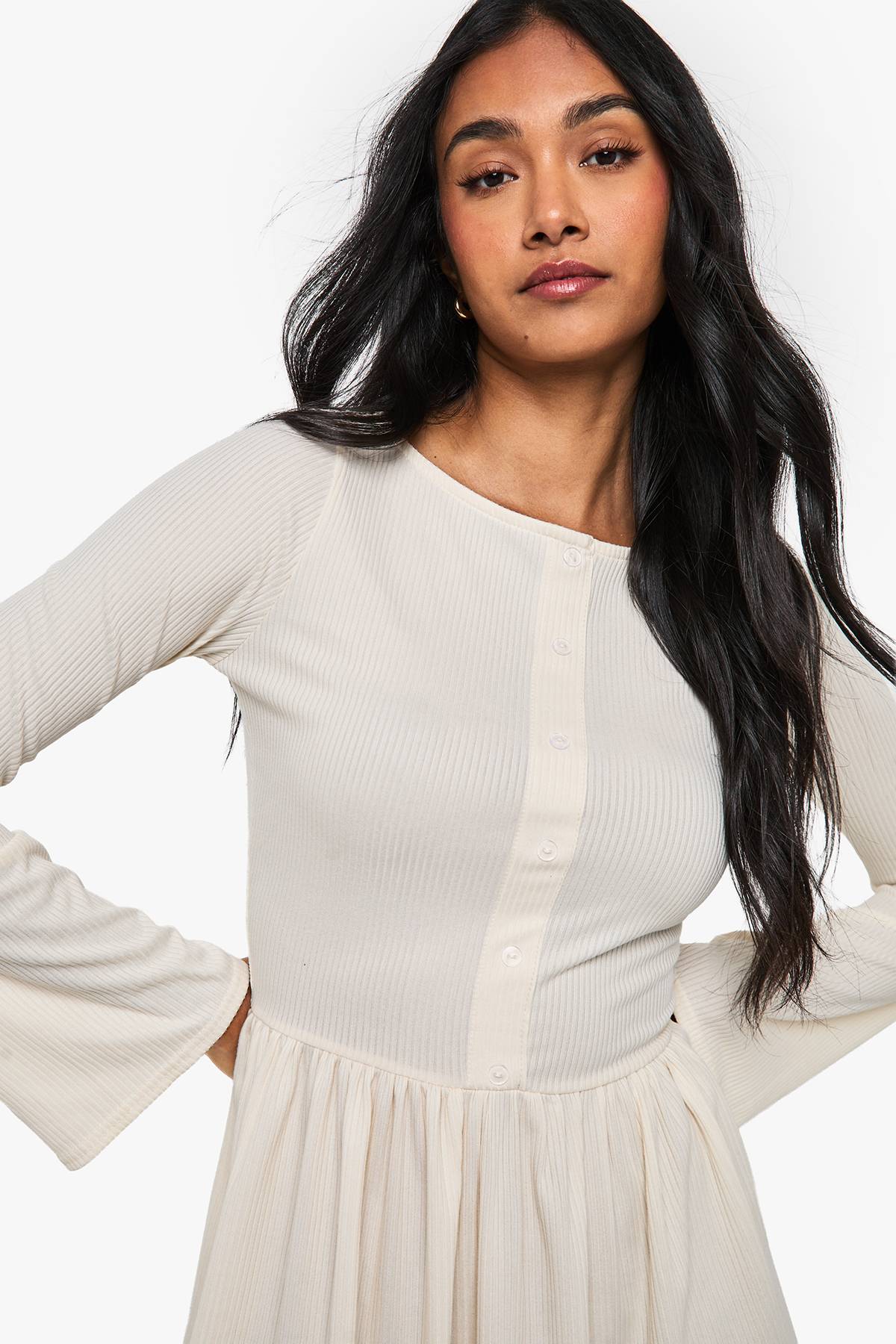 boohoo Robe mini à boutons avec ourlet ruche