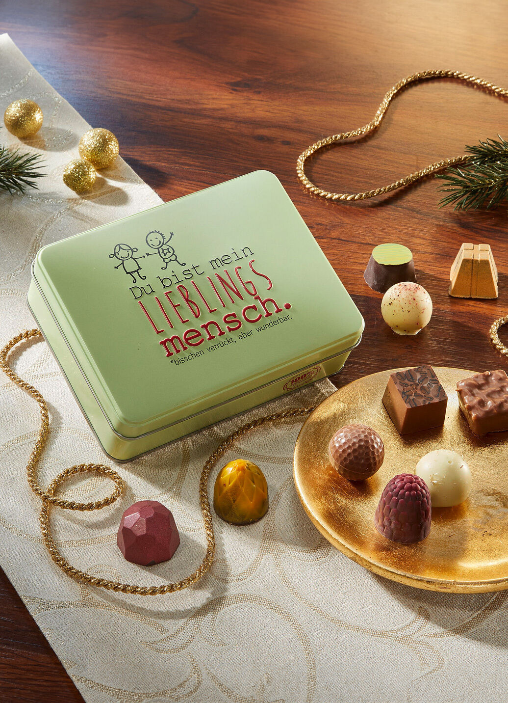 Geschenkdose mit handgefertigten Pralinen und Trüffel