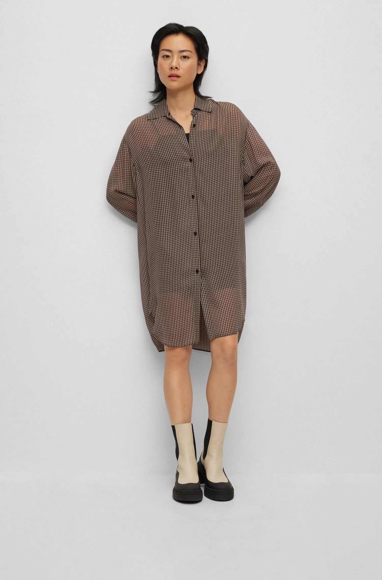 Blusa longa BOSS preta de modelagem relaxada em lona estampada.