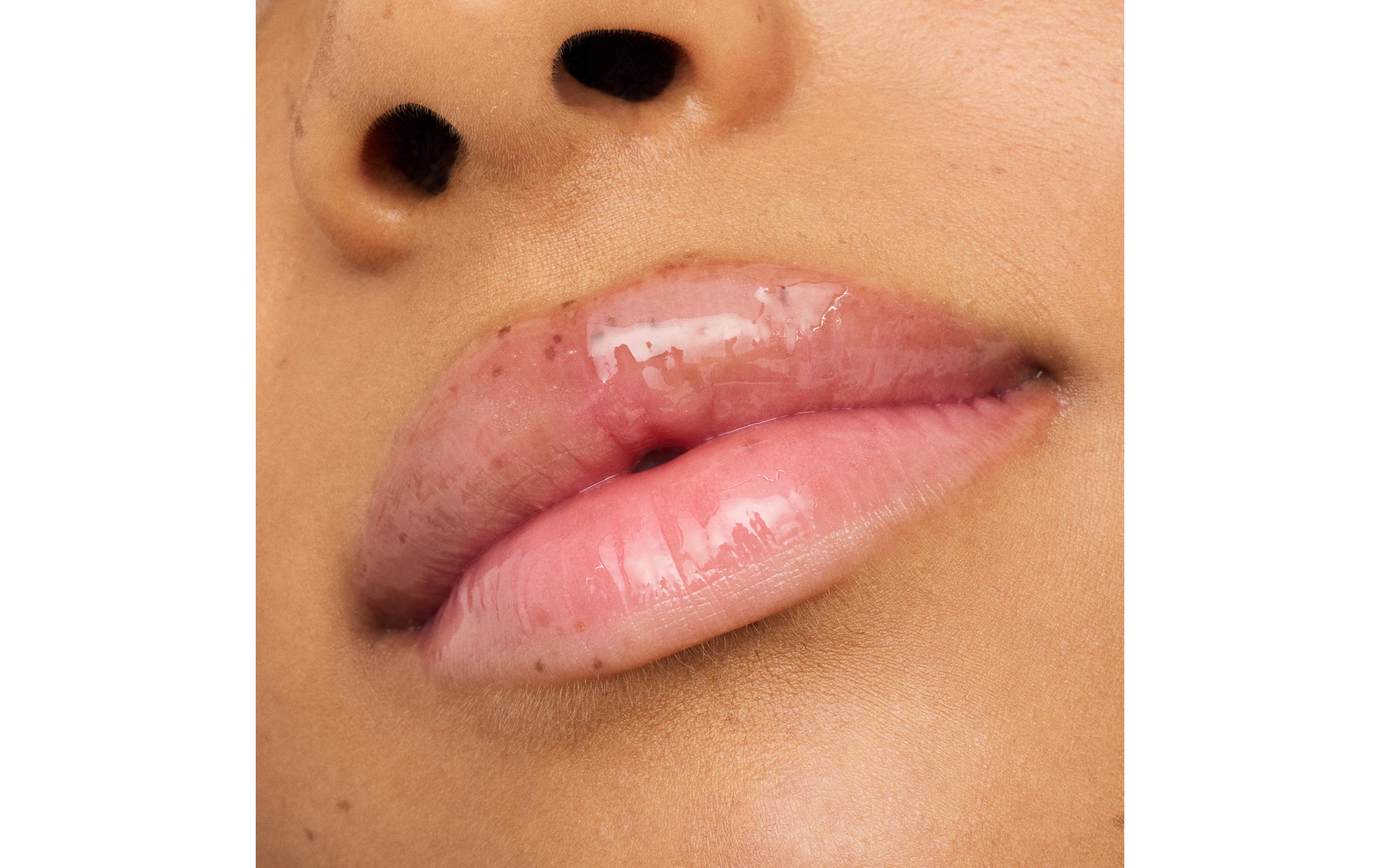 Lip Booster Hydra Kiss 06 Cranberry Is BackPflegendes Lippenöl in einem transparenten Farbton mit einem Hauch von Rosa