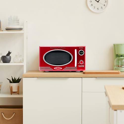Nostalgia Four à Micro Ondes de Comptoir Rétro   Grand 800 Watts   25,4 L   12 Réglages de Cuisson Préréglés   Horloge Numérique   Appareils de Cuisine   Rouge : Cuisine et Maison