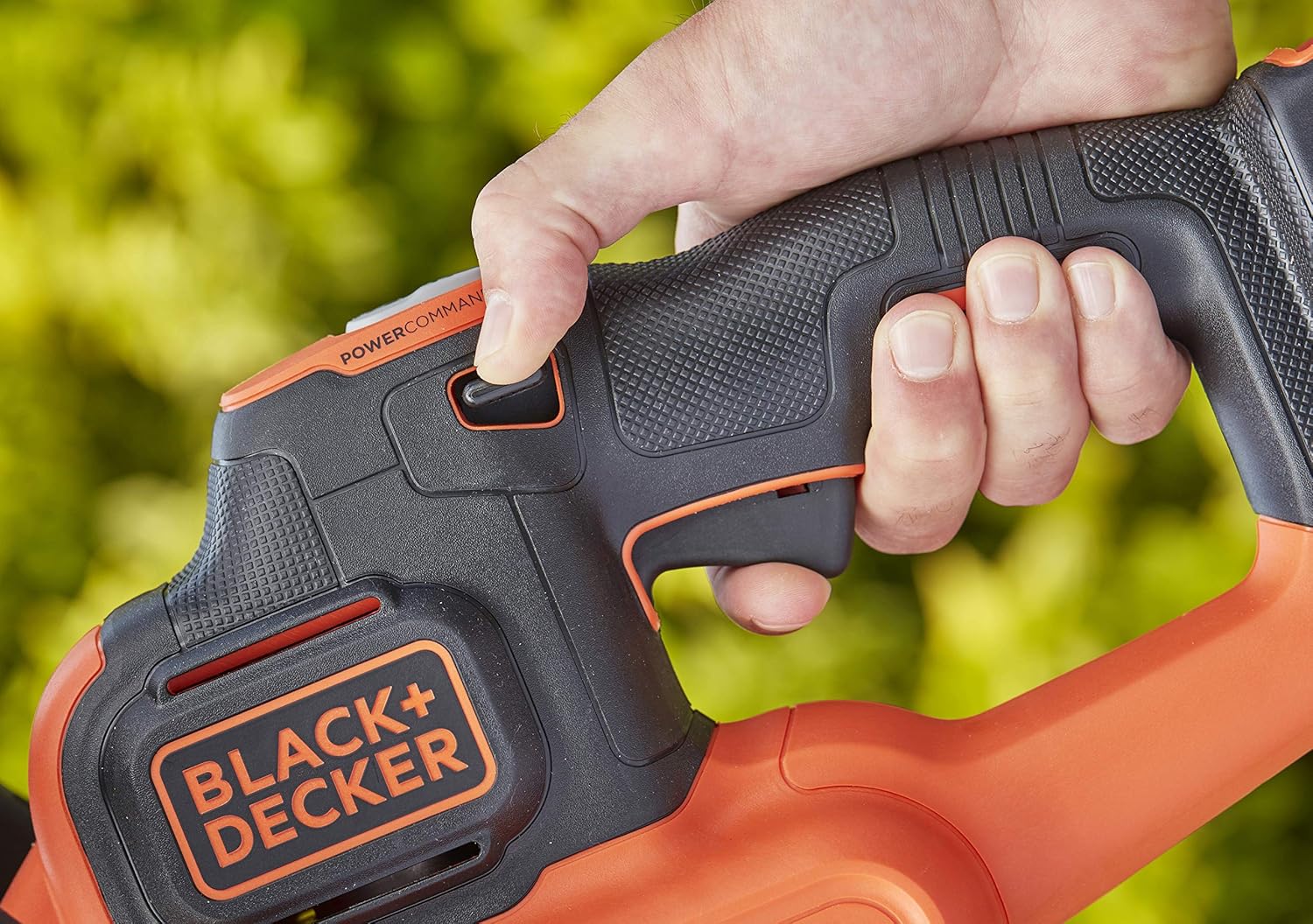BLACK+DECKER 36V Akku-Heckenschere mit POWERCOMMAND (55cm Messerlänge, 22 mm Schnittstärke, mit Saw Blade Sägeblattspitze, ideal für größere Hecken, inkl. Akku & Ladegerät) BCHTS3625L1-QW