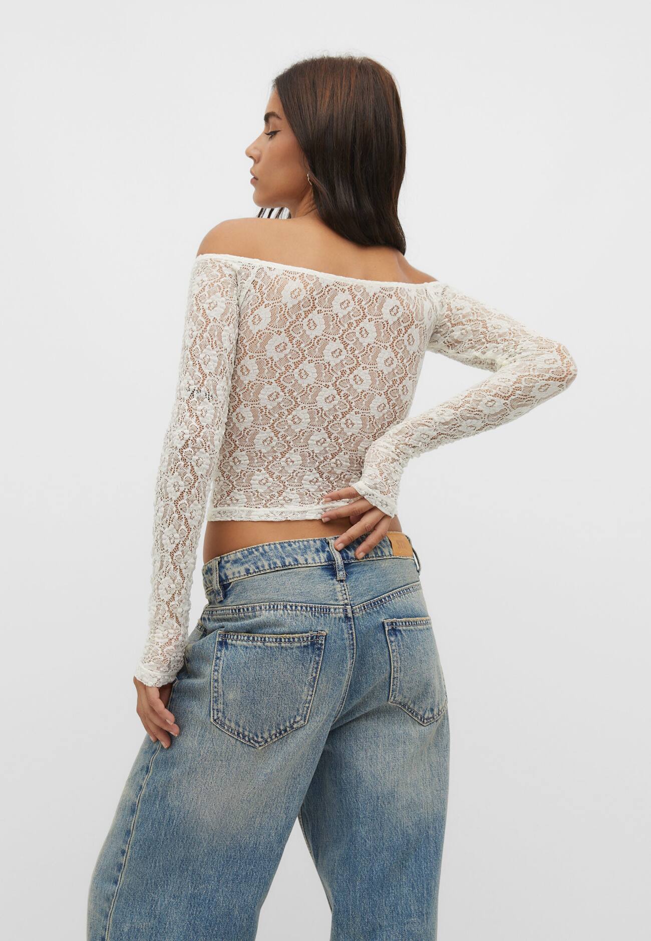 Blusa de renda com ombros à mostra