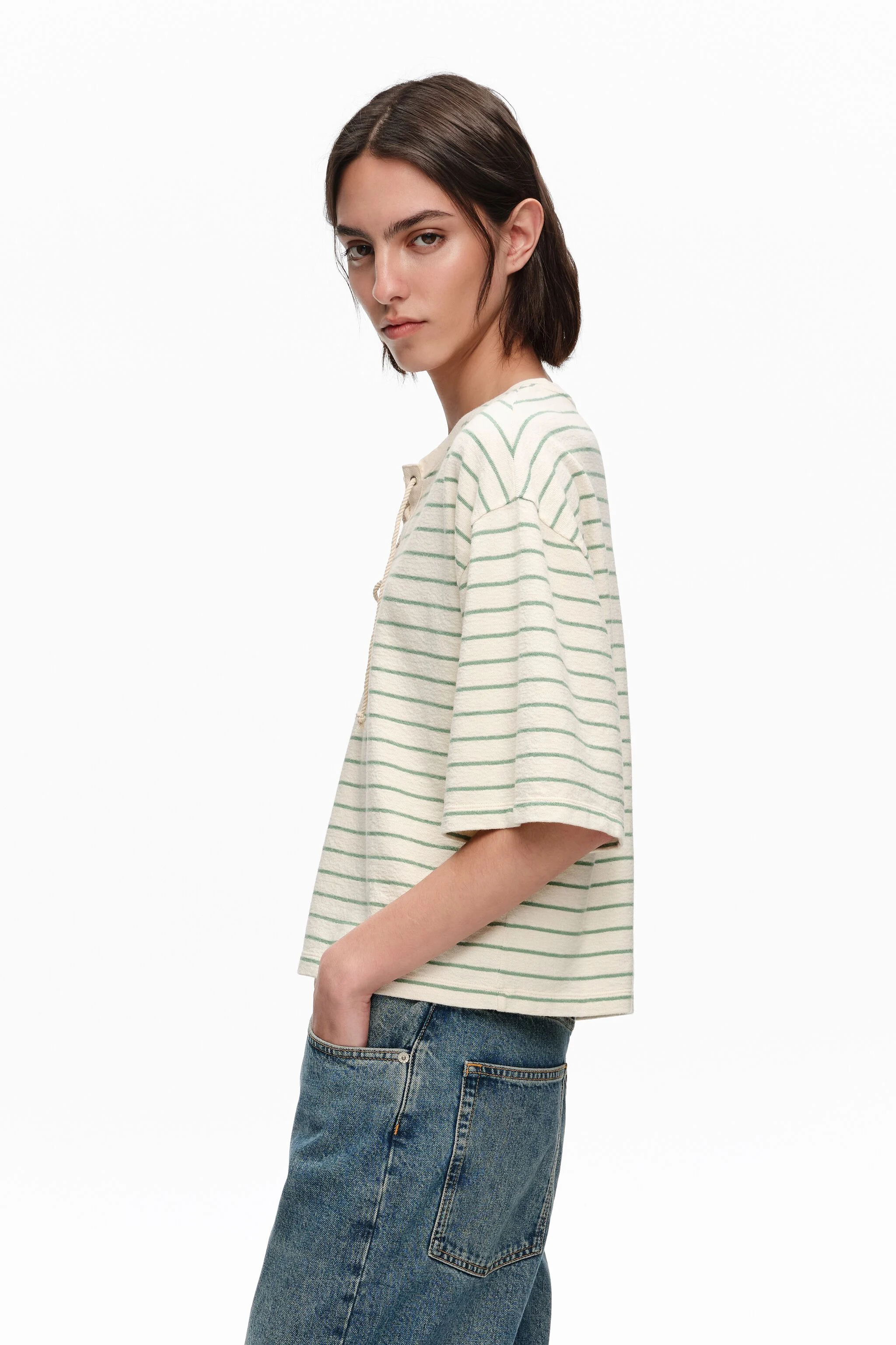 Camiseta verde listrada com gola redonda ajustável