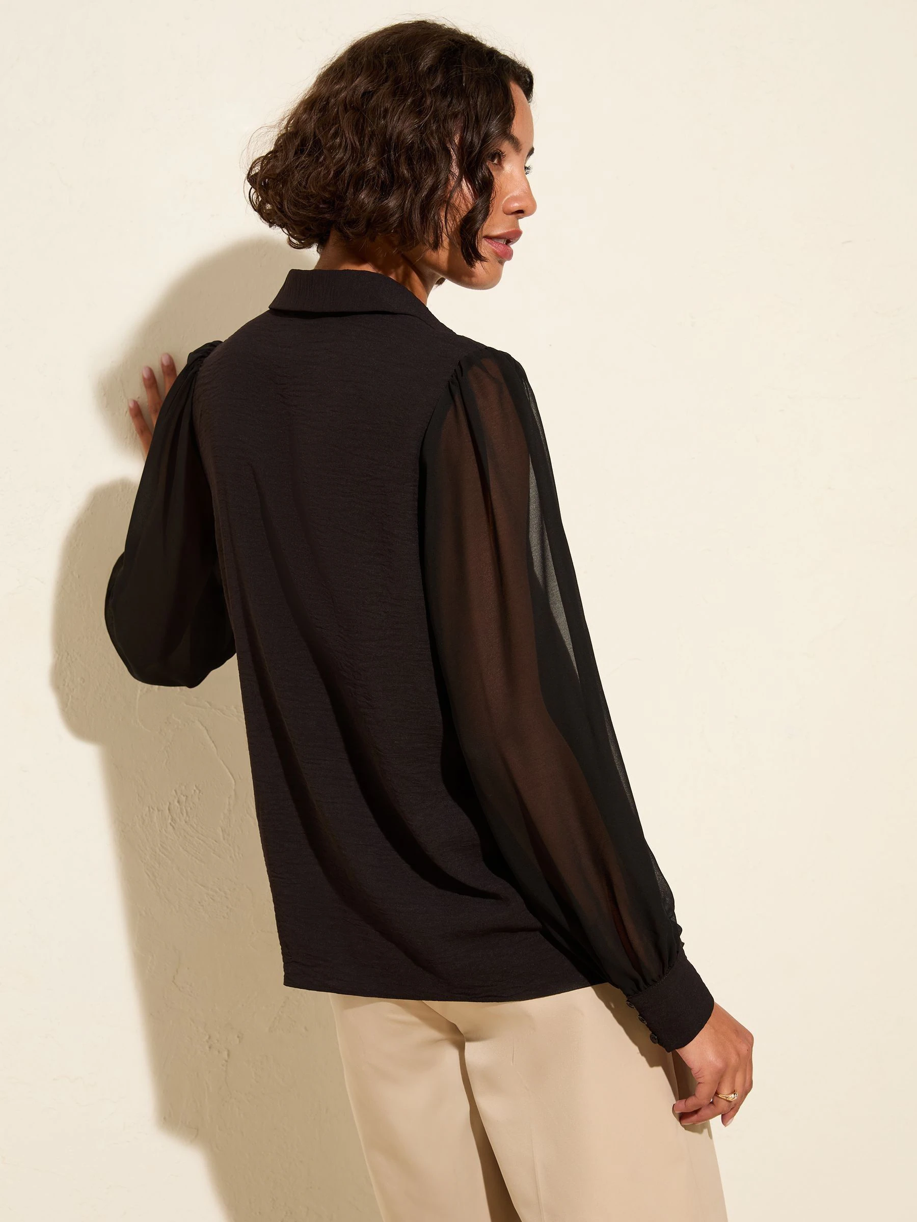 Zwart - Friends Like These blouse met V-hals, knopen en lange mouwen