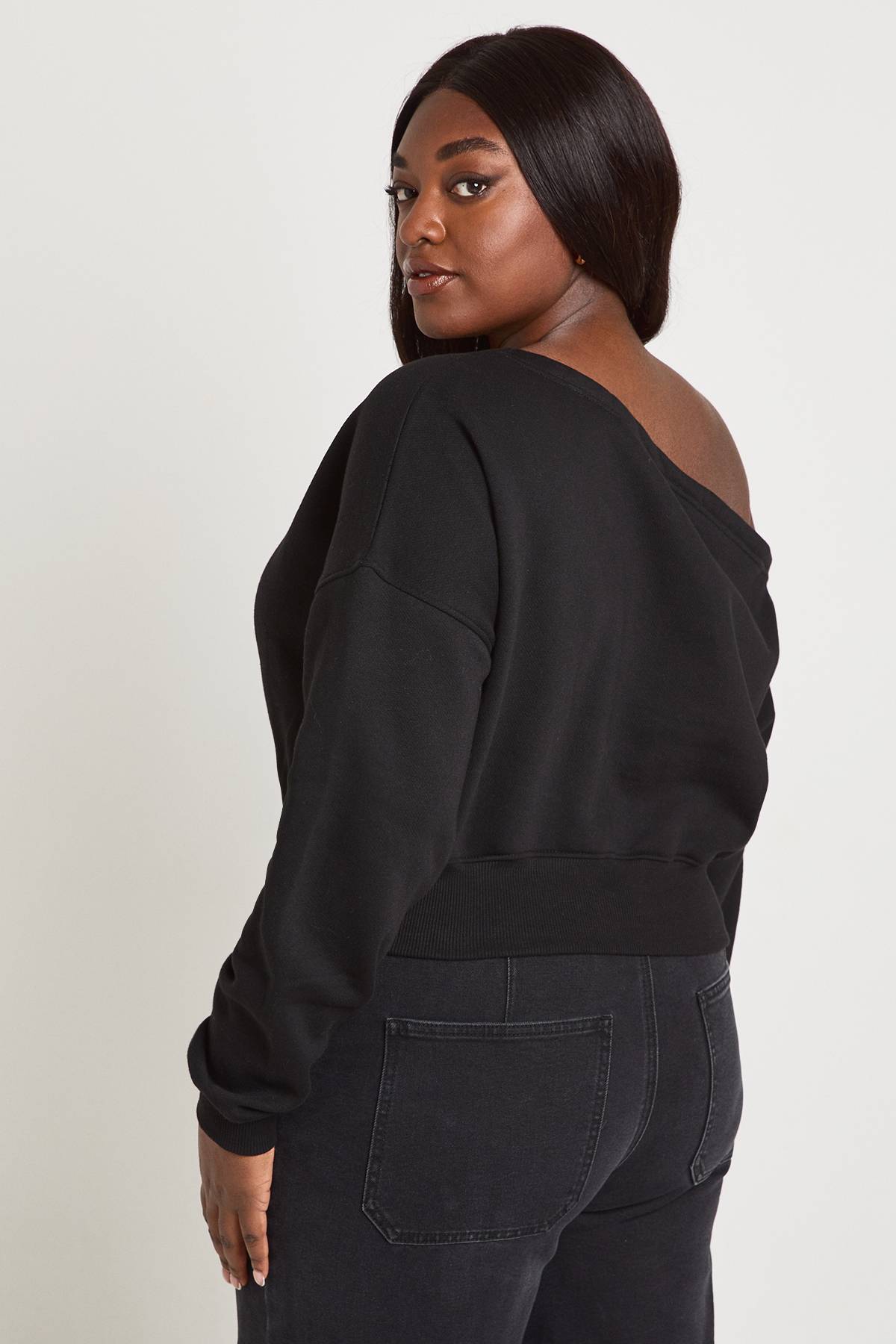 boohoo Synthétiquell Surdimensionné Grande Taille À Épaules Dénudées