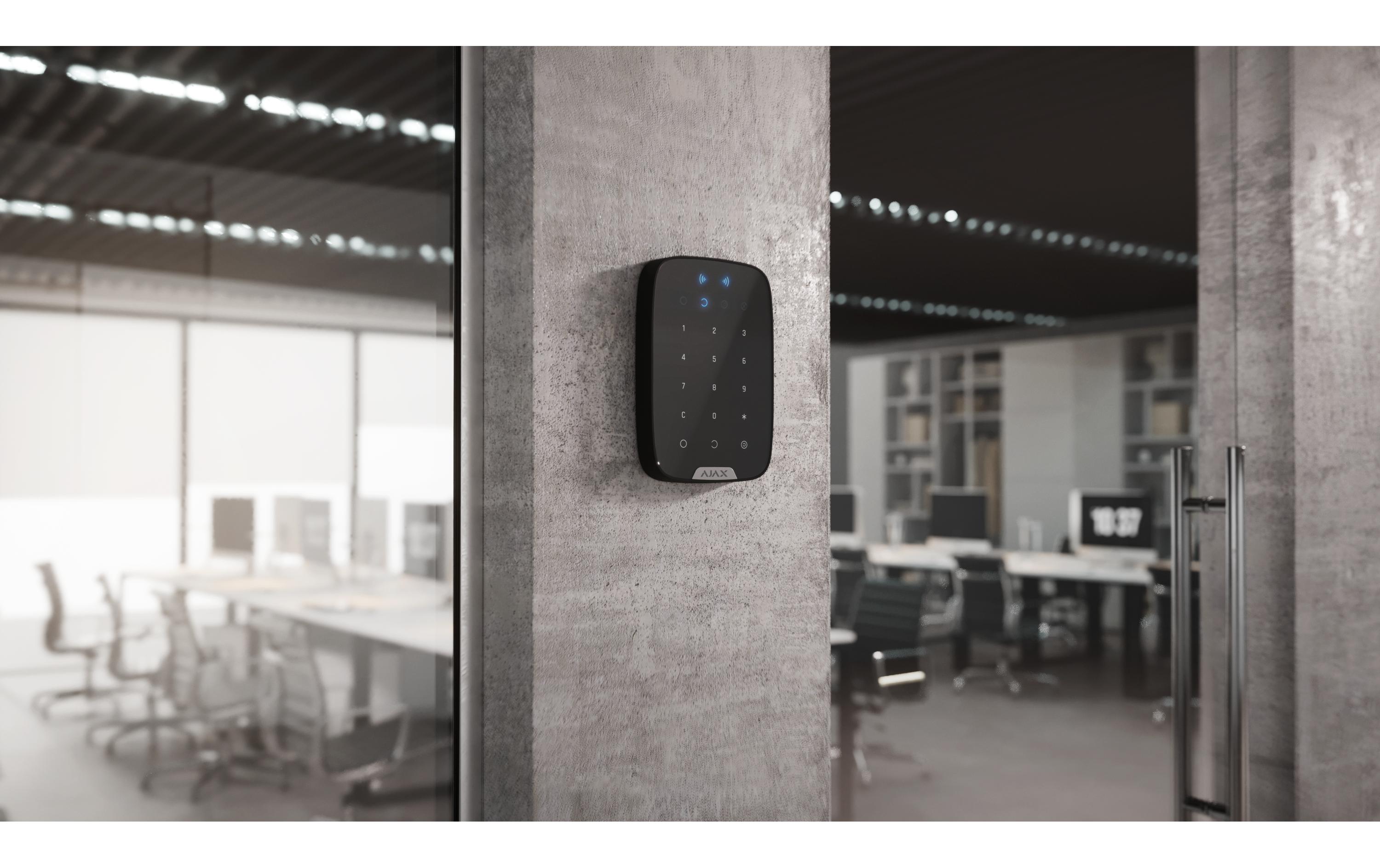 Baseline KeyPad Plus Jeweller Schwarz<br>Kabelloses Touch-Bedienteil mit Authentifizierung über Pass, Tag und Codes