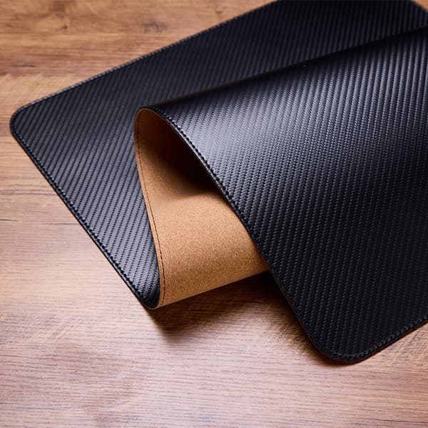 INF Skrivebordsmatte i svart karbonfiber-skinn med korkbunn - 130 x 60 cm
