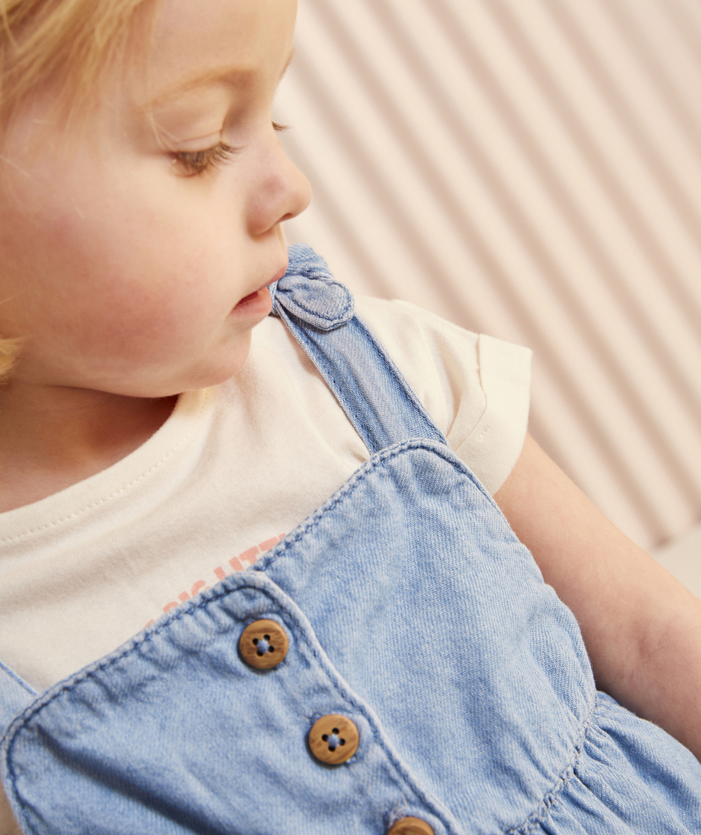 ROBE BÉBÉ FILLE EN DENIM LÉGER ET LOW IMPACT BLEU AVEC BRODERIE FLEUR