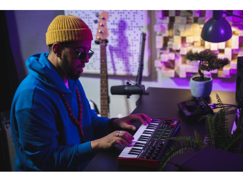 Akai Keyboard Controller MPK Mini Plus Controller für volle, kreative Kontrolle