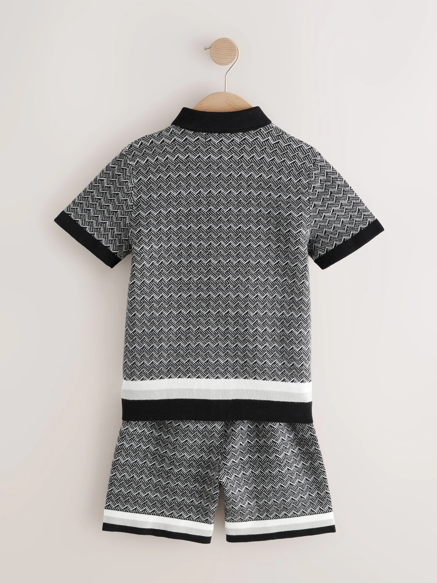 Monochroom - Set met gebreid poloshirt met knoopsluiting en short met geometrische print (3-16jr)
