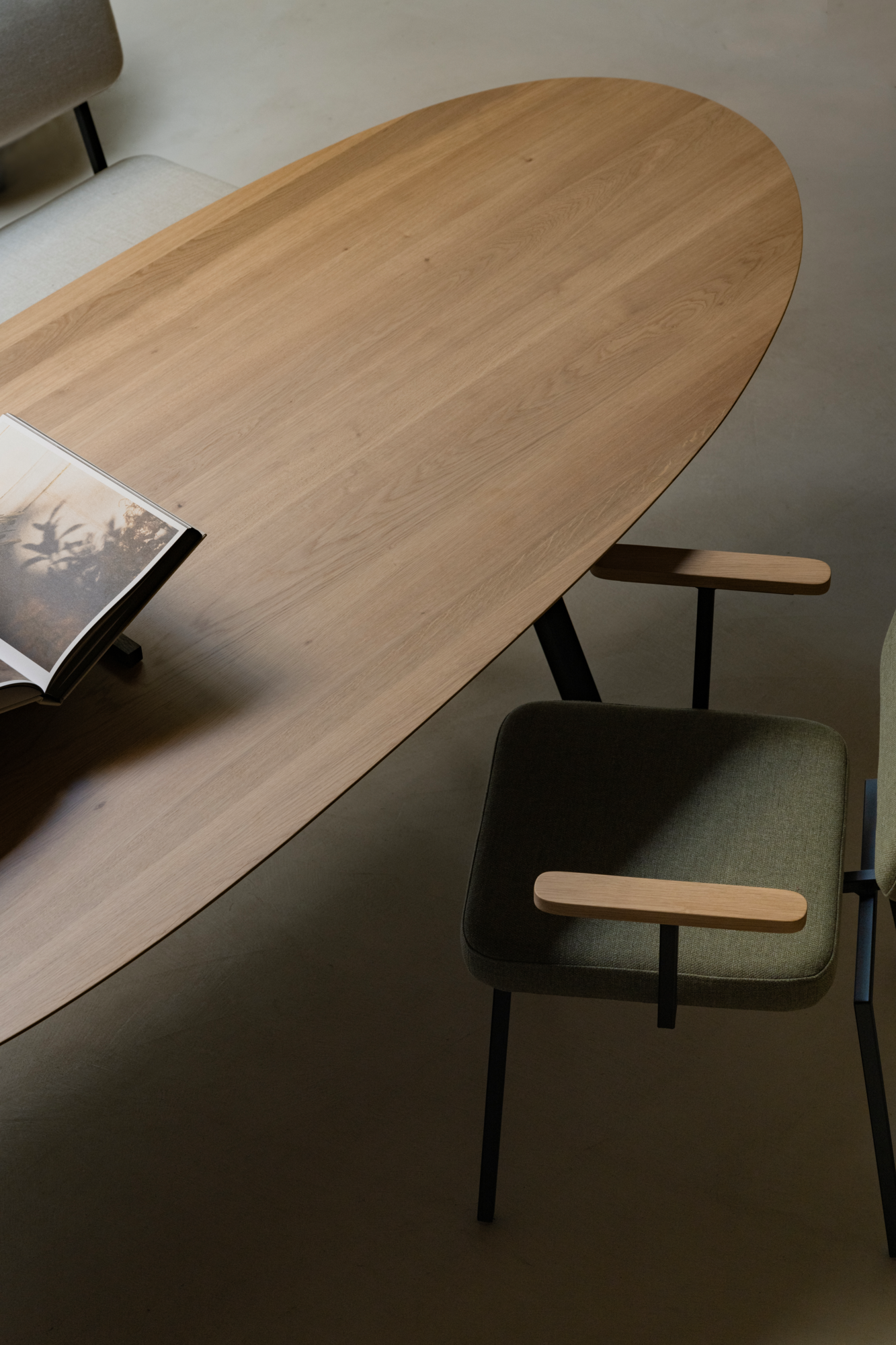 Studio HENK tafel Butterfly Ovaal, zwart frame - Smart Collectie 220 x 120 cm | Eikenhout | Verjongde rand | Frame Zwart