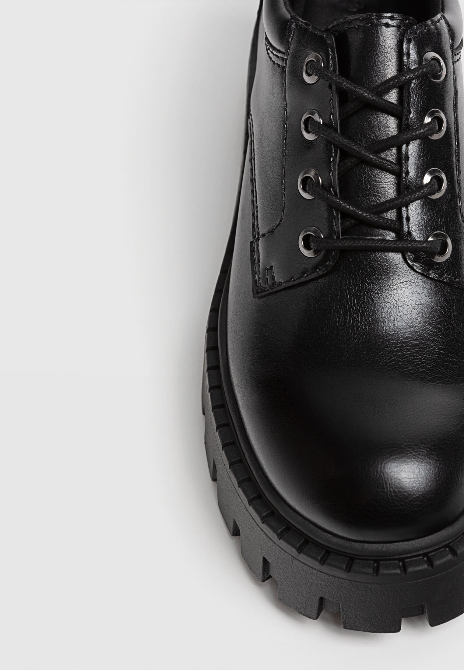 Sapatos baixos com cadarço e solado tratorado.