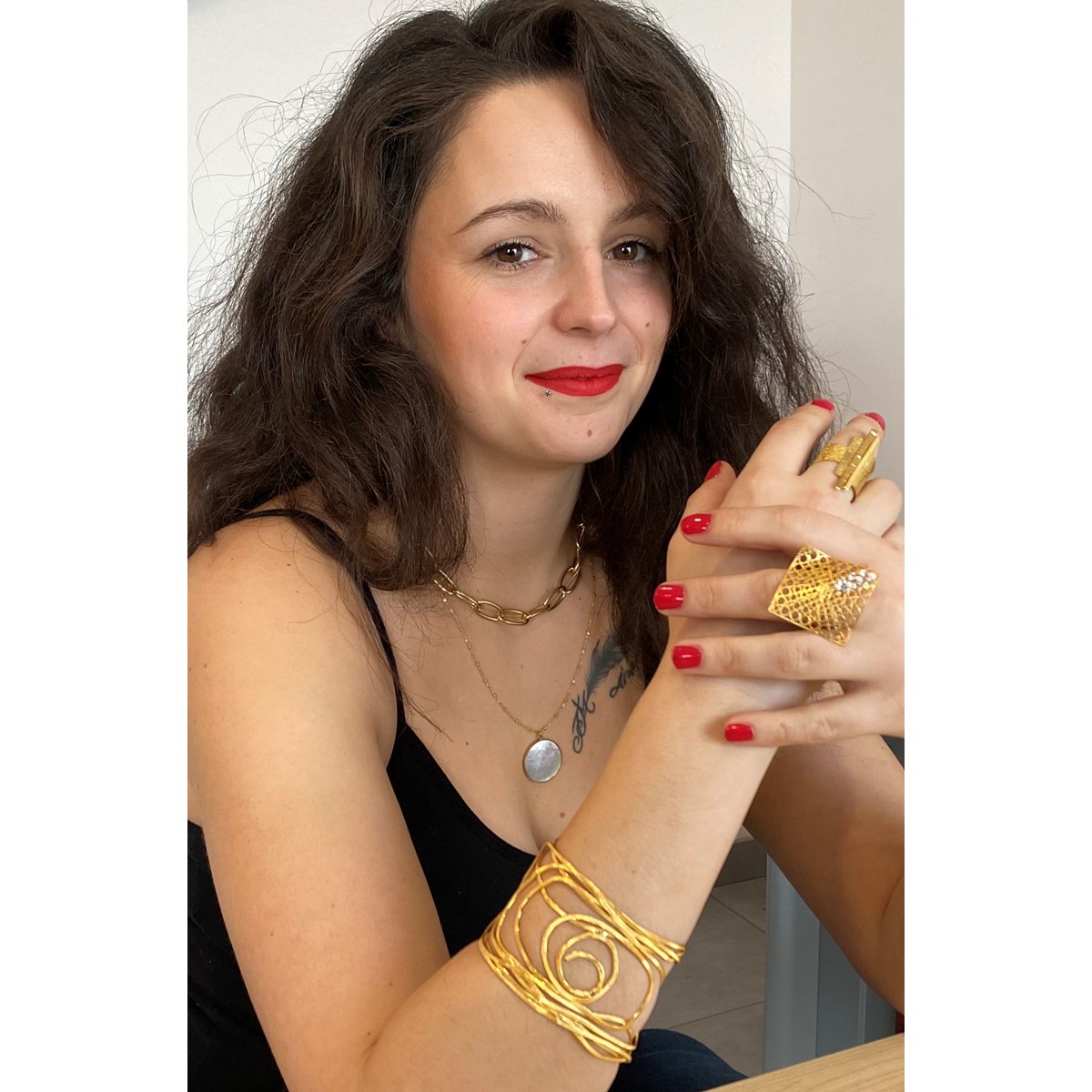 Bracelet rigide métallique en plaqué or rose avec fil martelé à la main - Bijou de créateur