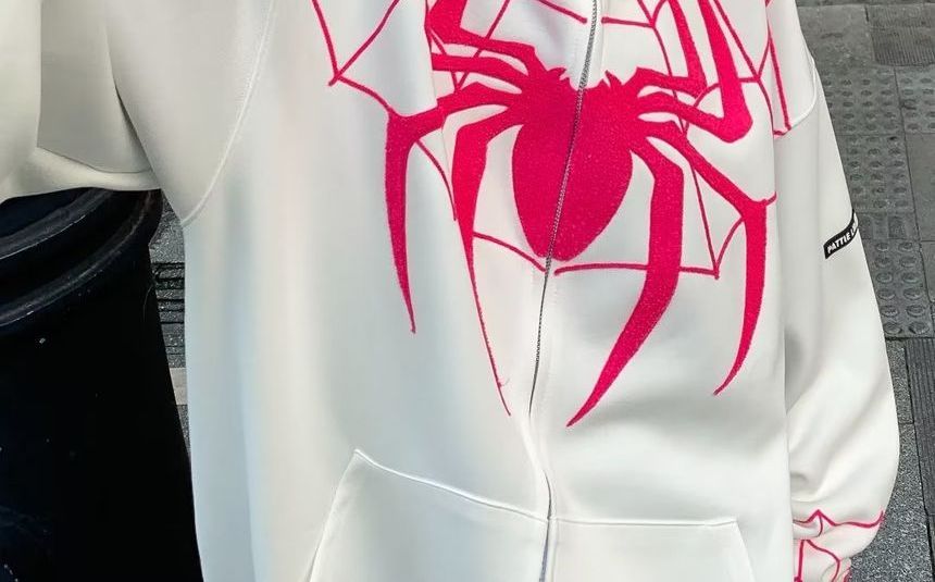 Bay Go Mall - Hoodie met geborduurde spin