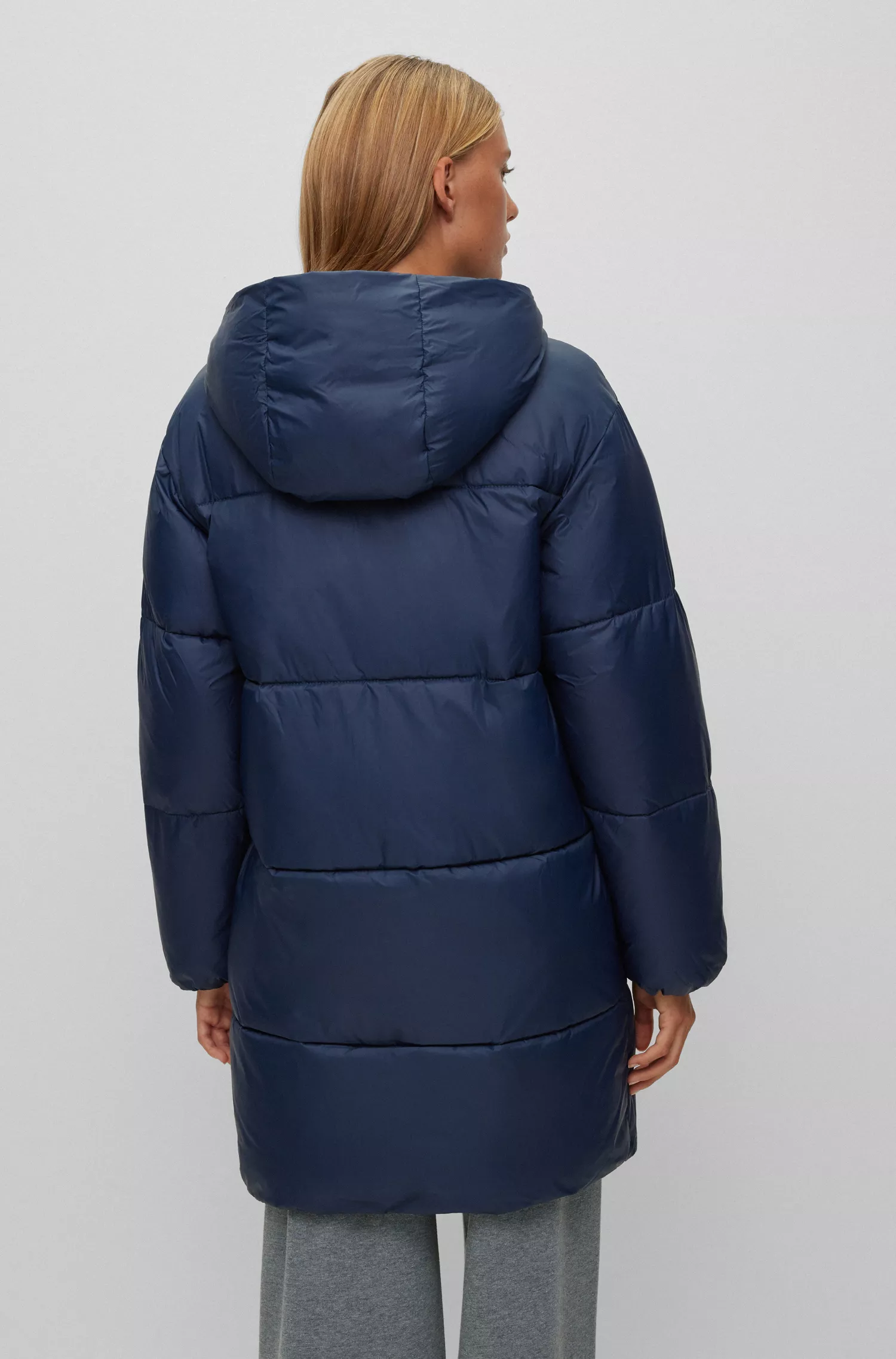 Jaqueta puffer BOSS laranja, modelagem oversized e acabamento repelente à água.
