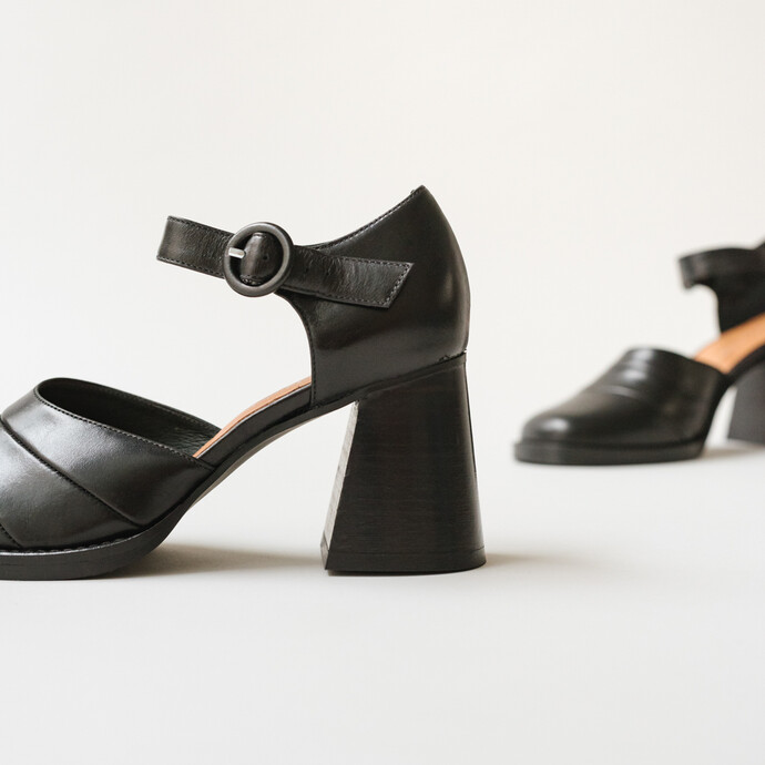 Babies à talons et brides  en cuir noir