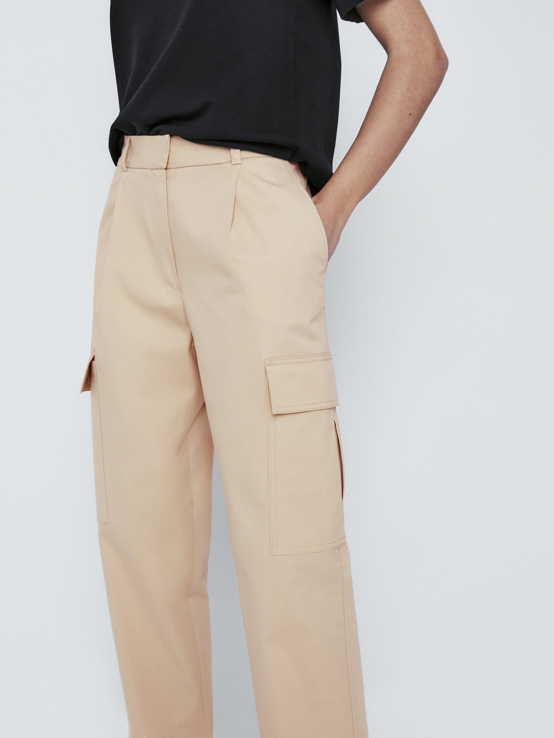 Calça cargo com bolsos grandes - BEGE