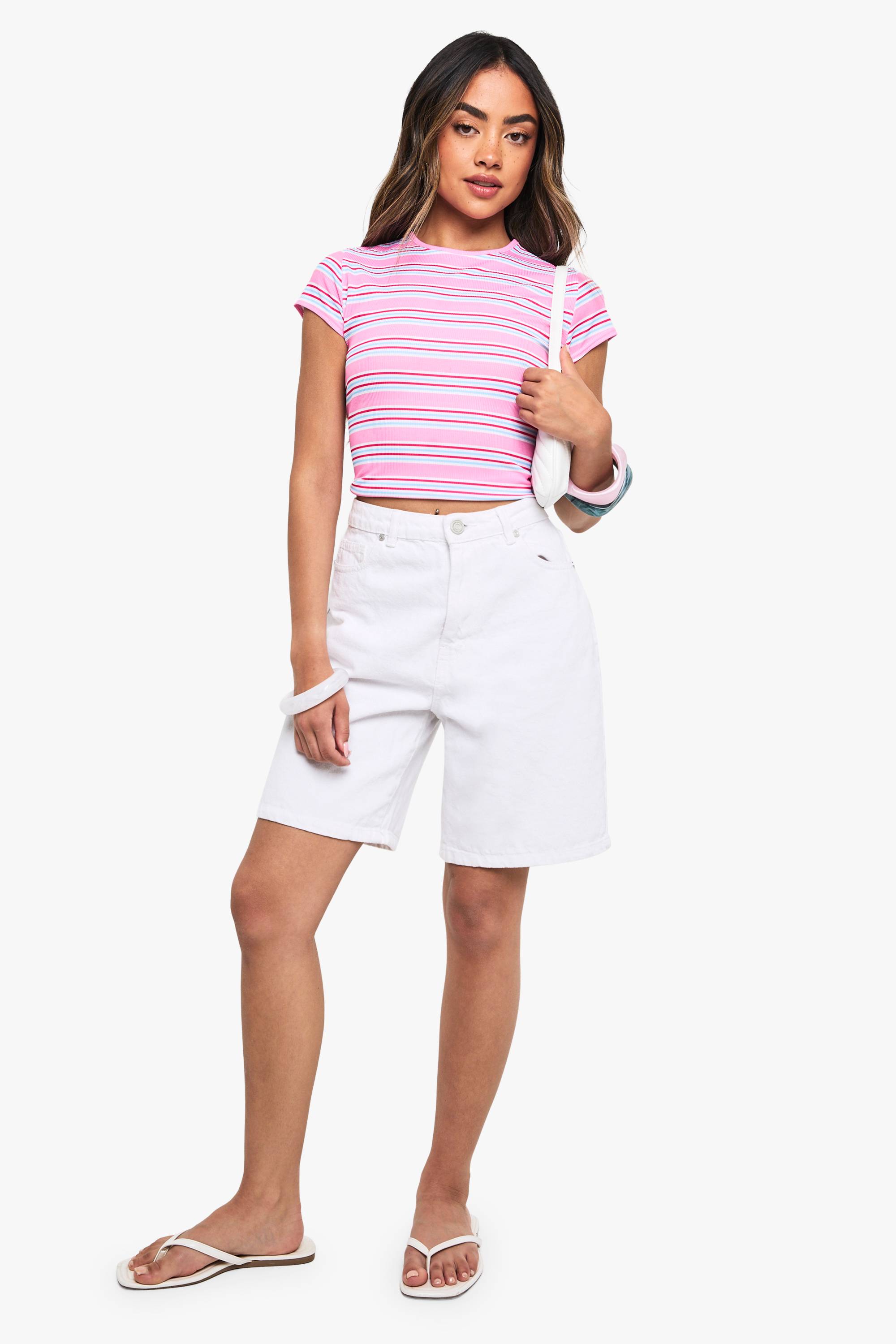 boohoo T-shirt bébé rayé en côtes et manches cap