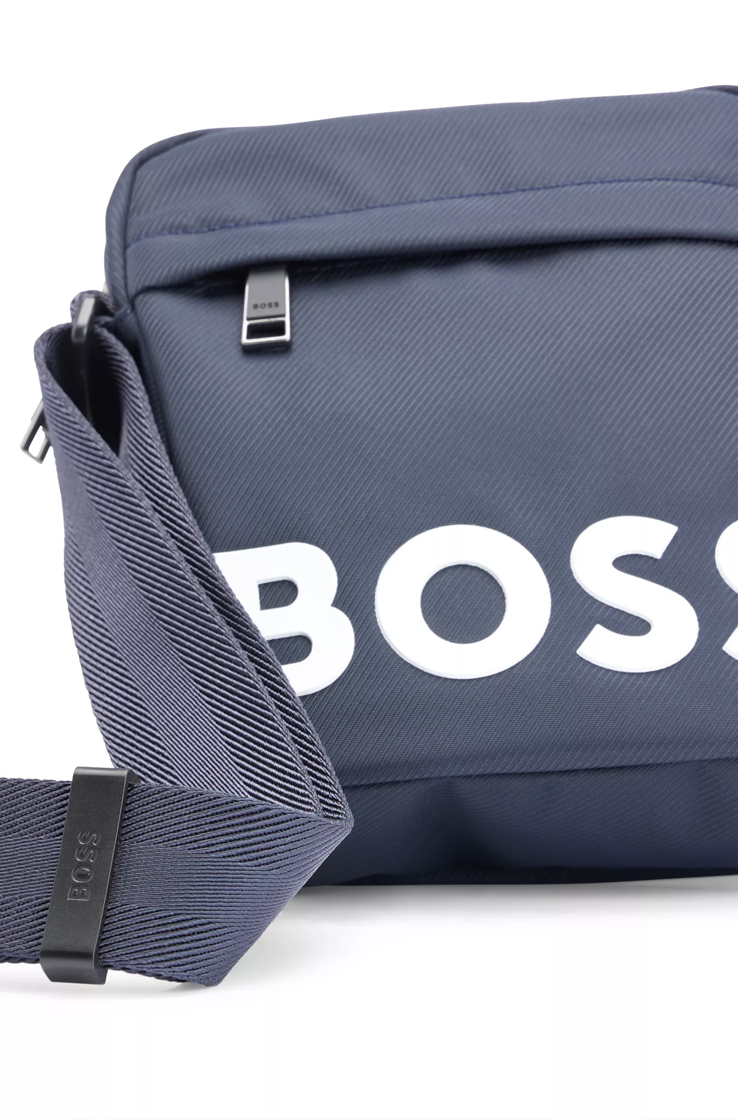 Bolsa para repórter BOSS em material estruturado preto com logotipo contrastante.