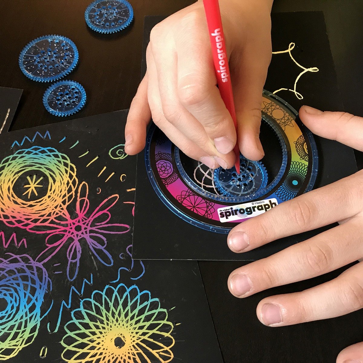 Spirograph multicolore et paillettes