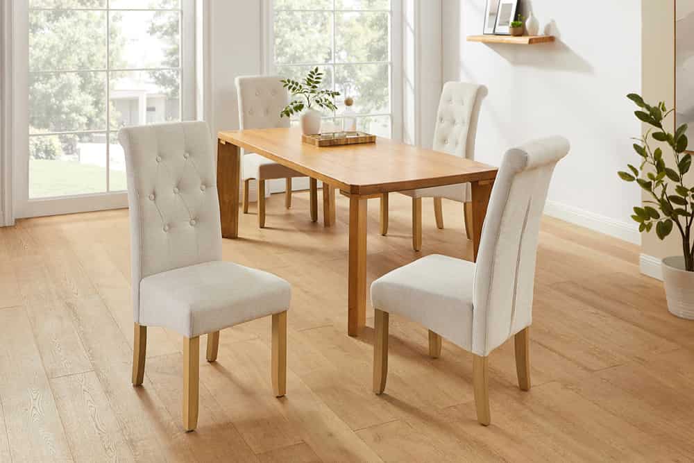 Design Stuhl CASA beige Strukturstoff Massivholzbeine mit Zierknöpfen und Nackenrolle