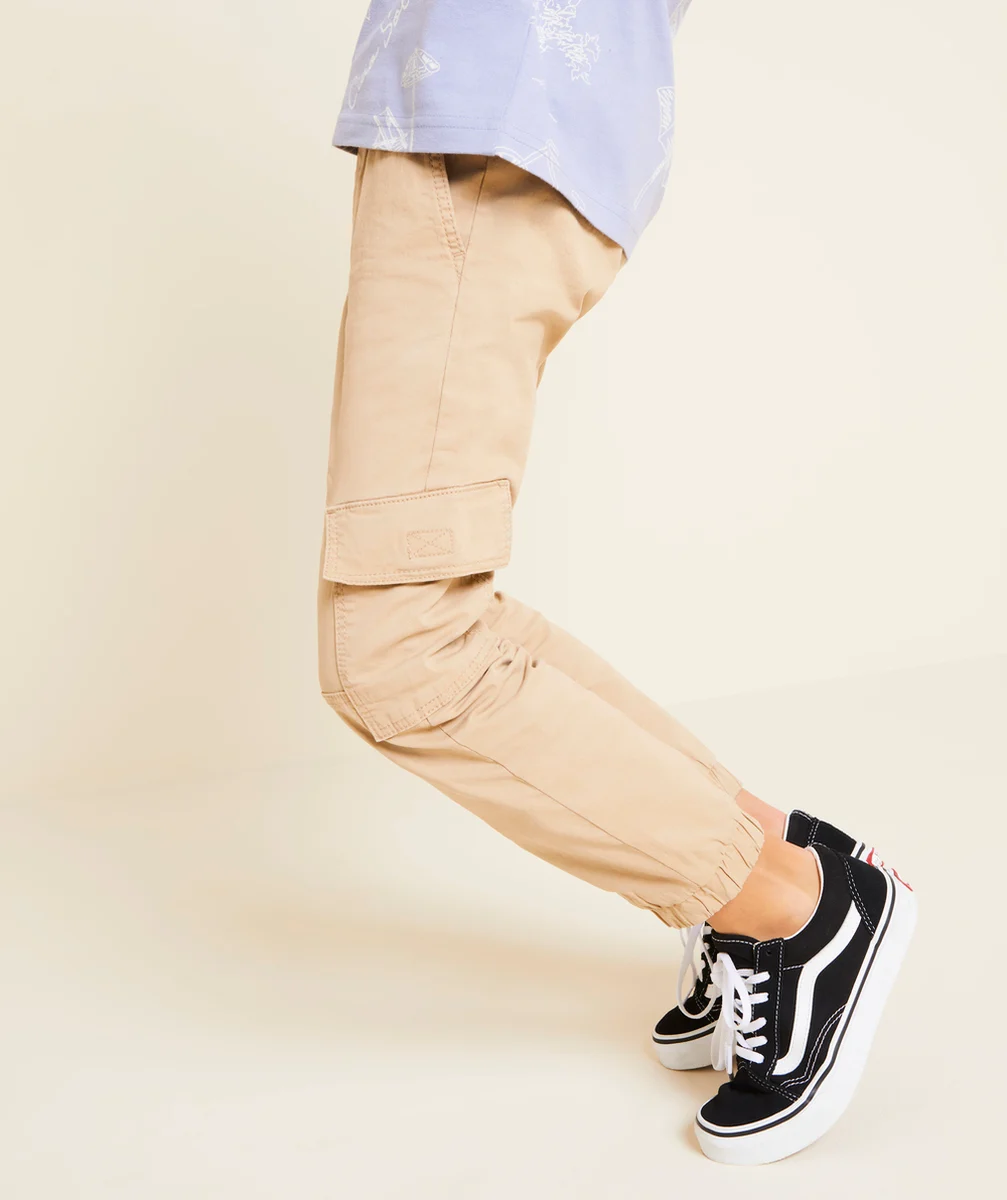 pantalon cargo garçon couleur beige avec poches