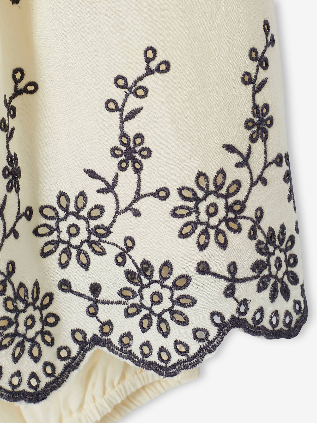 Conjunto para bebê: vestido bordado, calcinha tipo bloomer e faixa de cabelo bege combinando.