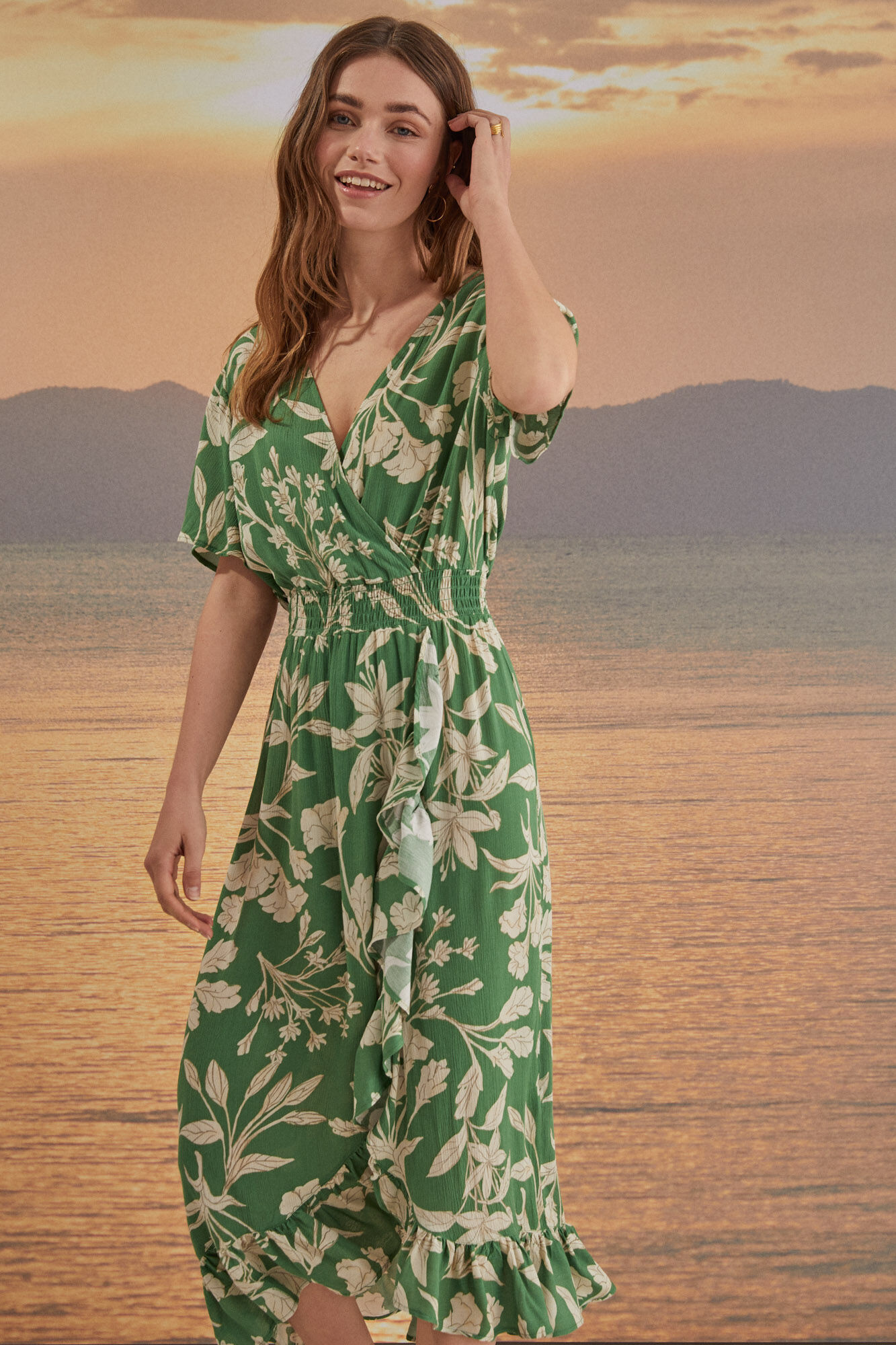Vestido midi verde com estampa floral e babados - Estampa
