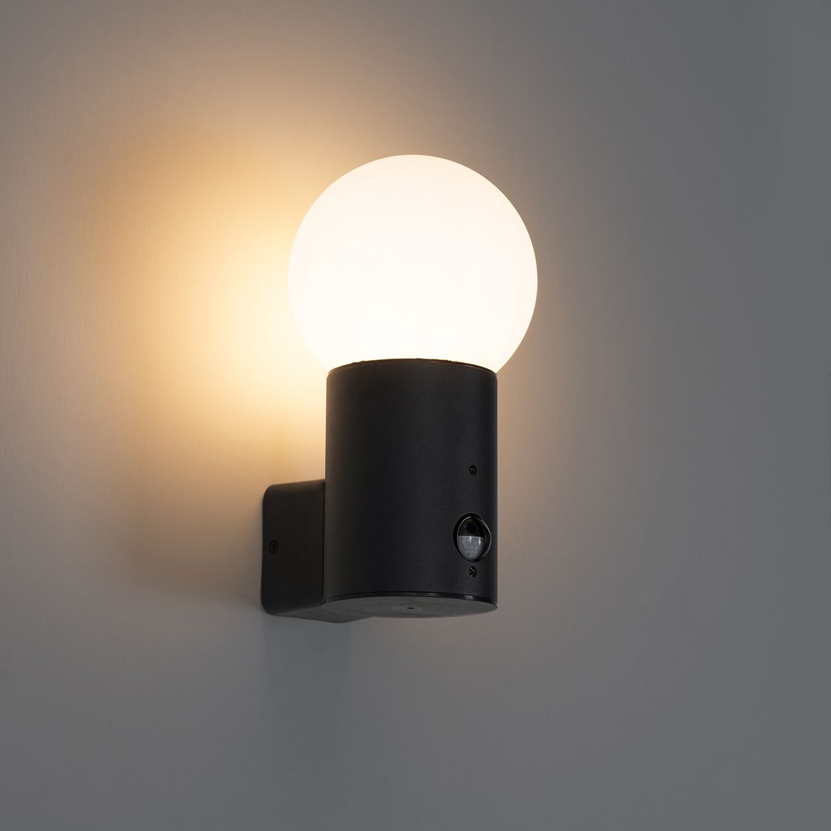 Buiten wandlamp zwart met opaal glas IP44 - Huma