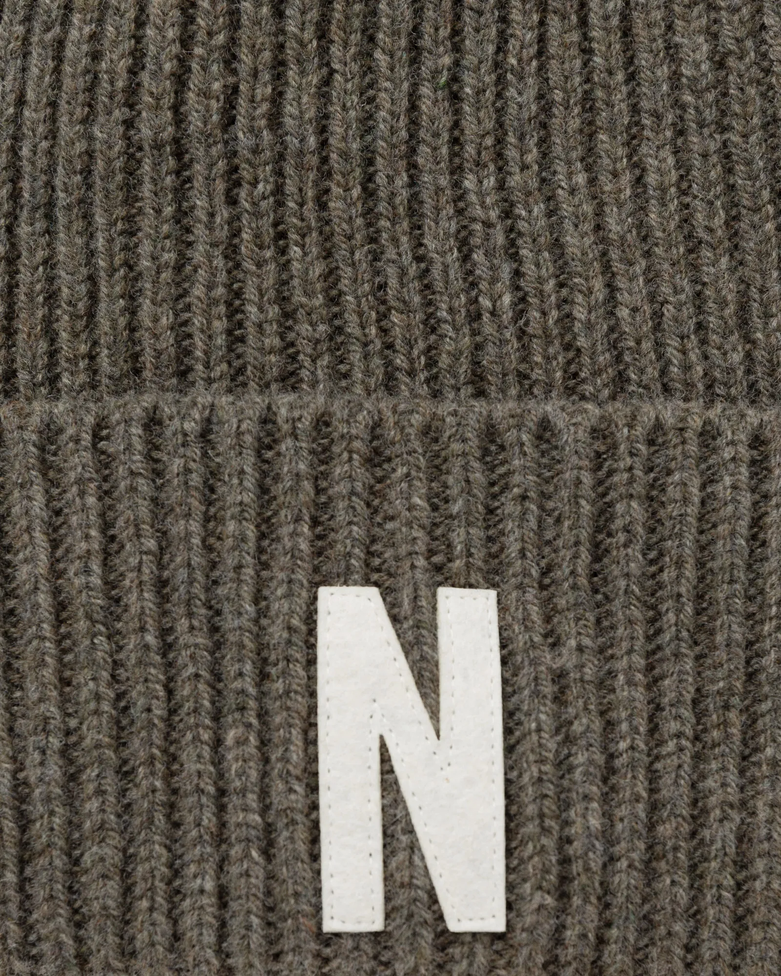 Gorro Norse Projects em lã merino com nervuras e logo.