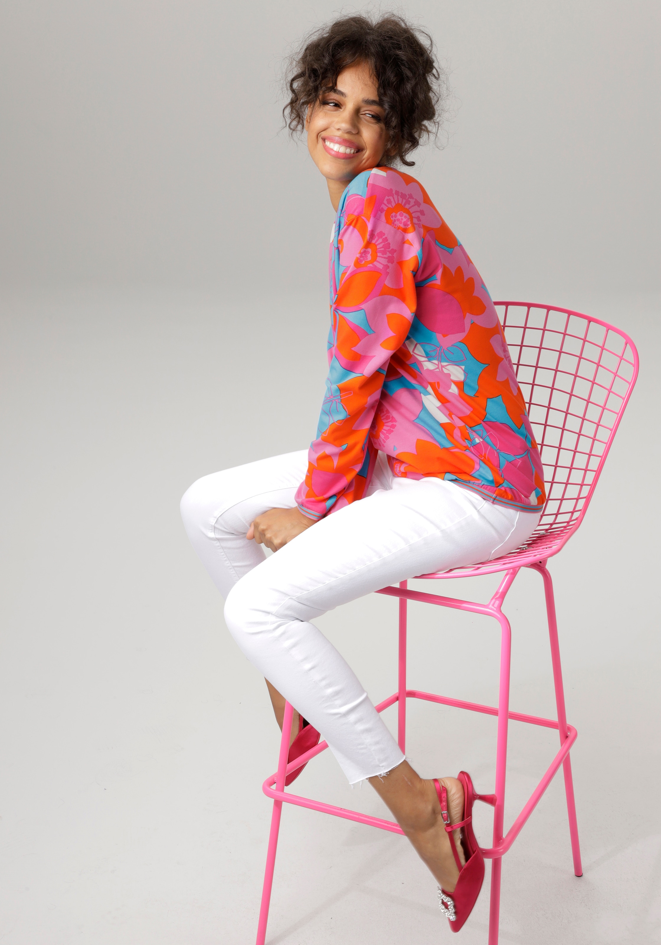 Aniston CASUAL Sweatshirt , mit grossflächigem, farbenfrohen Blumendruck
