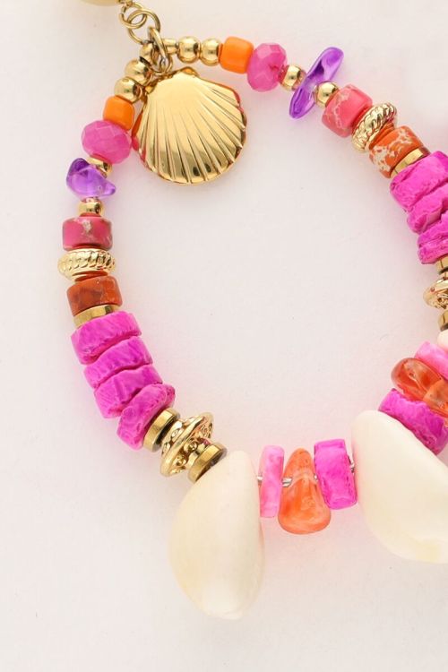 Art oorhanger met roze kralen en schelpen