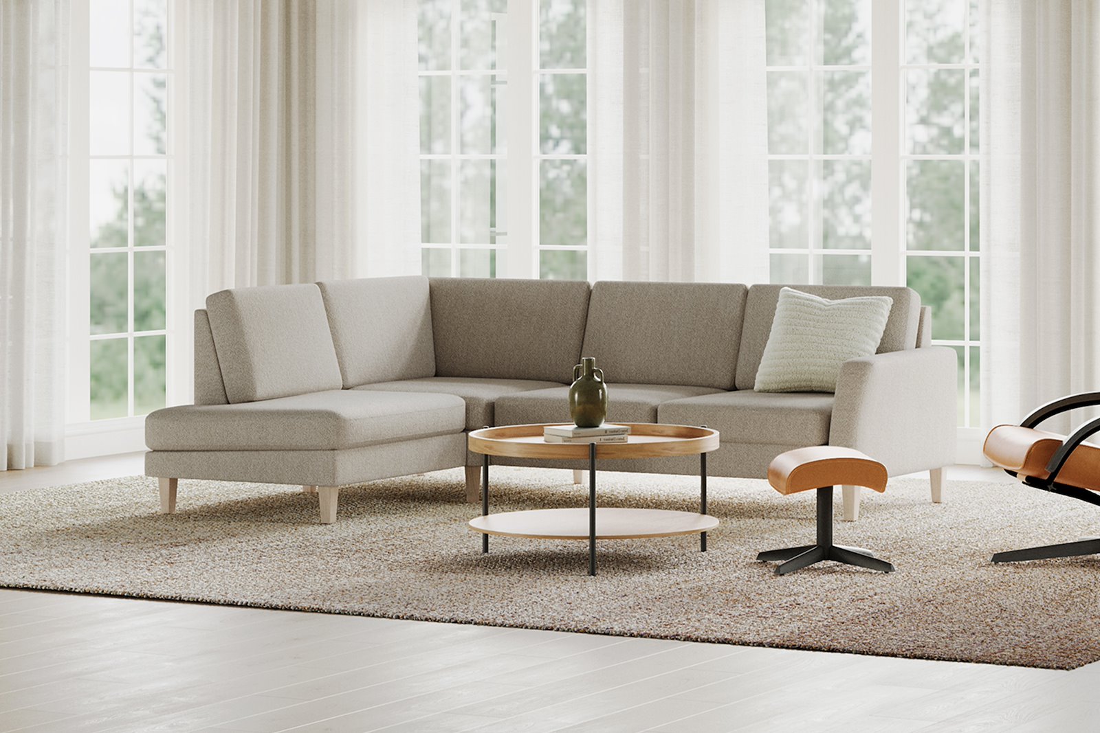 Slogen hjørnesofa Oppsett AV. 2,5-seter med åpen ende venstre. Tekstil Dragon Sand med standard ryggpute. Vange A og hvitpigmentert ben 178.