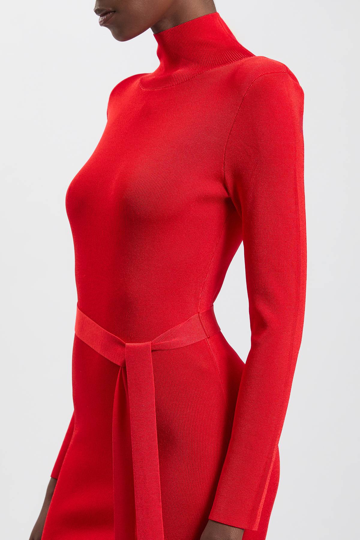 KarenMillen Robe Fourreau Maille Fluide Drapée À Épaulettes Structurées Et Col Montant