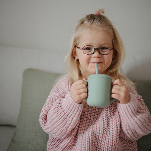 Mushie siliconen kinderbeker met rietje - cambridge blue