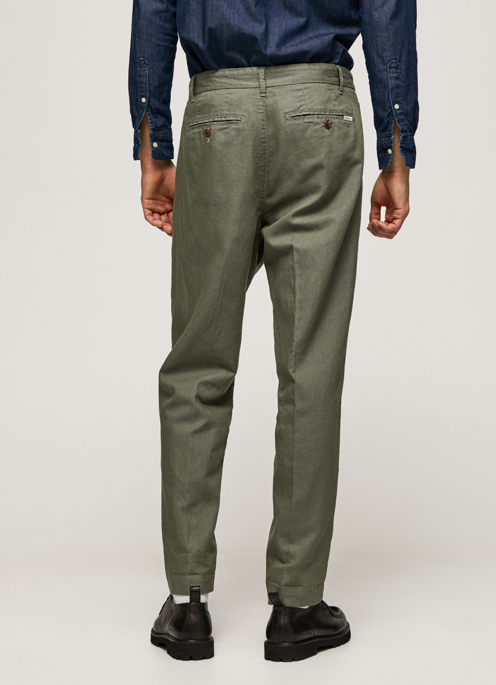 Calça chinesa com corte relaxado em flecha - casting green