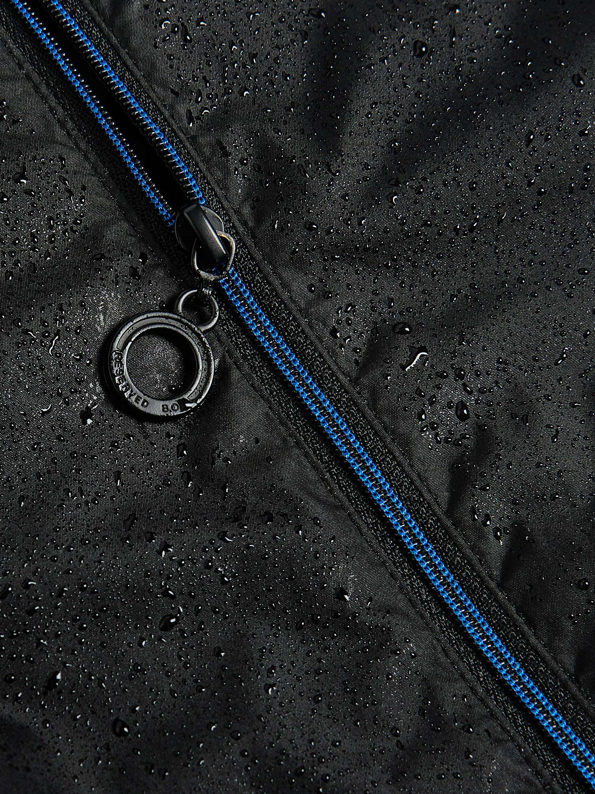 Windbreaker mit Kapuze