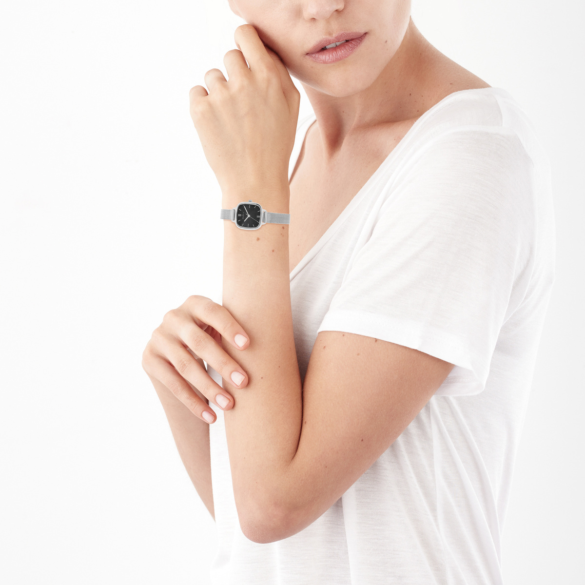 Montre femme chromée carrée bracelet maille milanaise