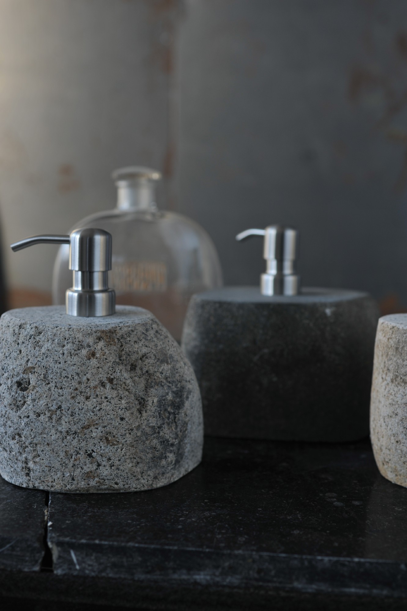 Seifenspender 'Savon' aus Naturstein, Ø 12 cm, H 16 cm von fischer's lagerhaus