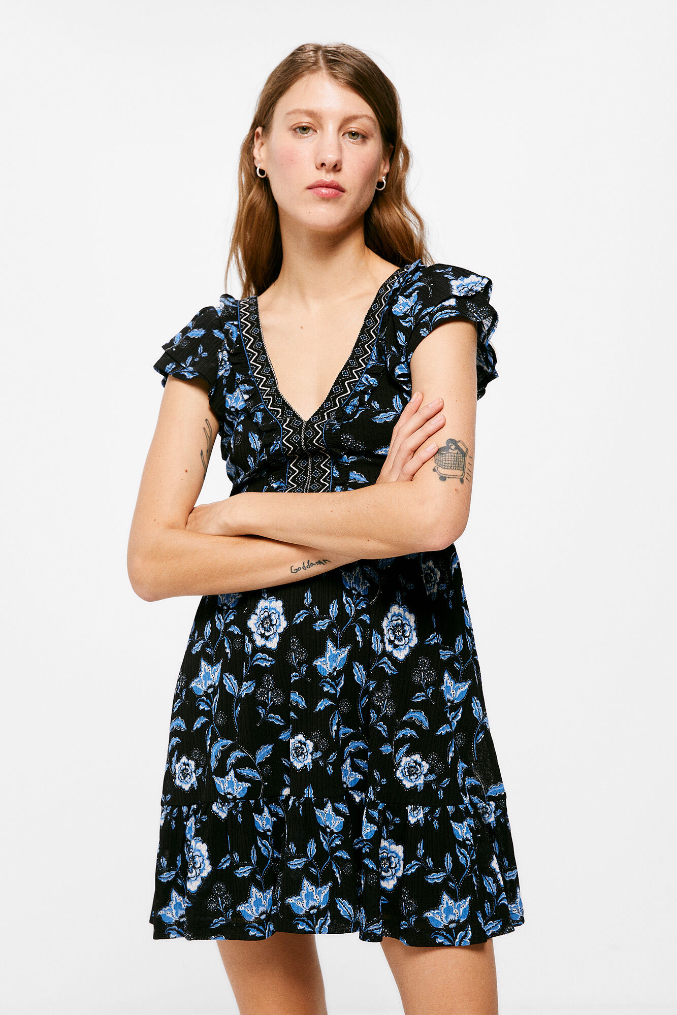 Vestido curto com decote em V - Preto