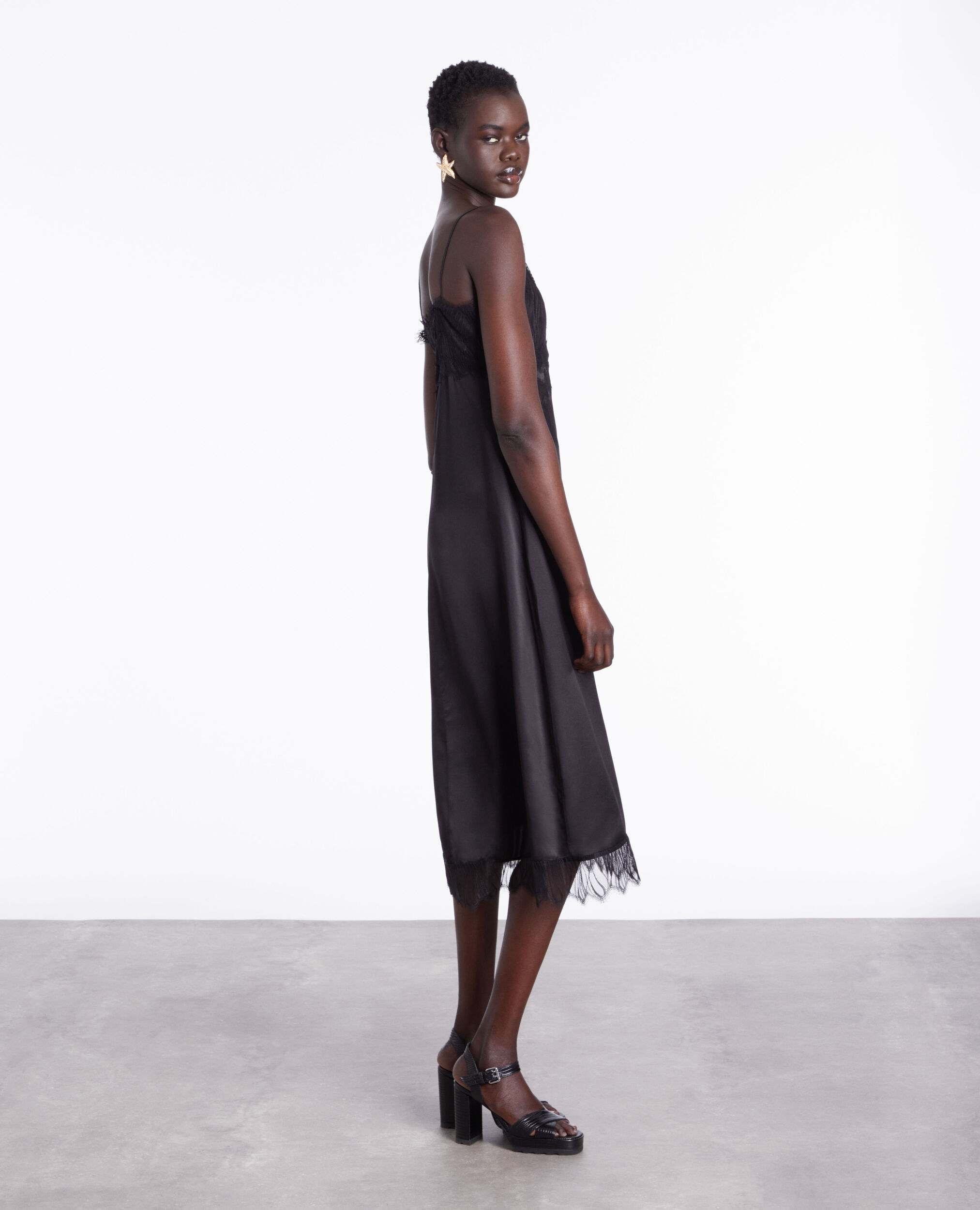 Robe nuisette longue en soie noire avec détails en dentelle