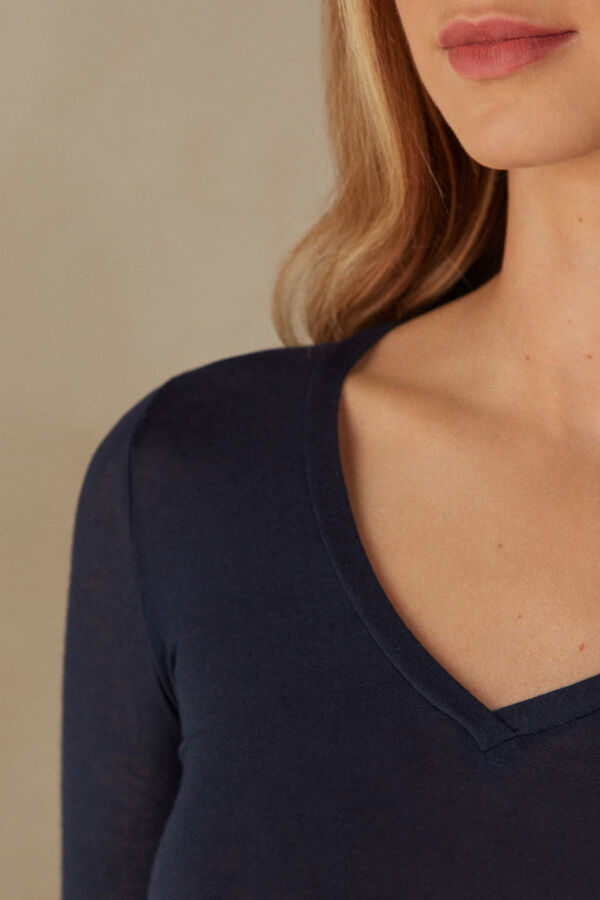 Camiseta ultraleve de modal com decote em V e detalhes em cashmere.