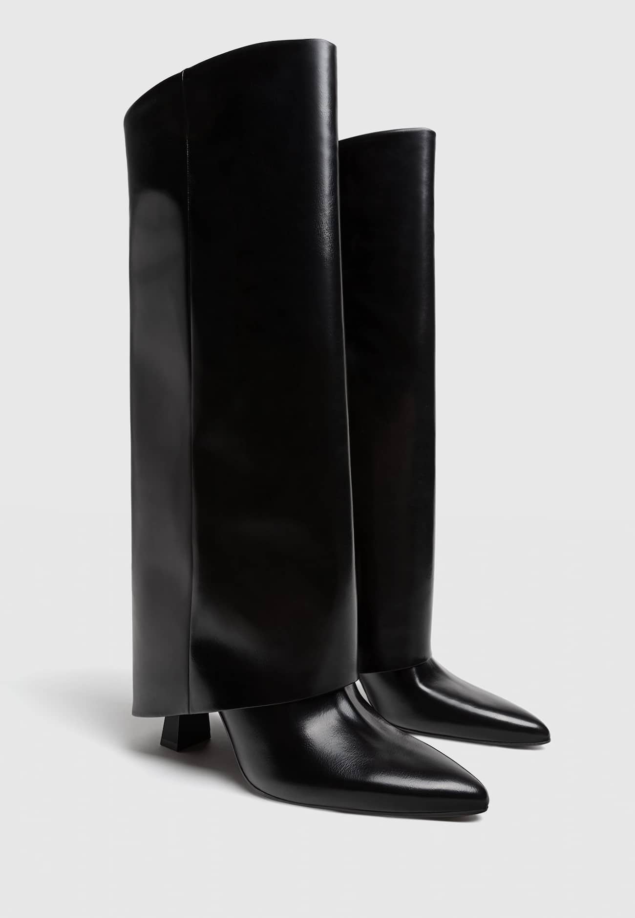 Botas pretas de salto alto