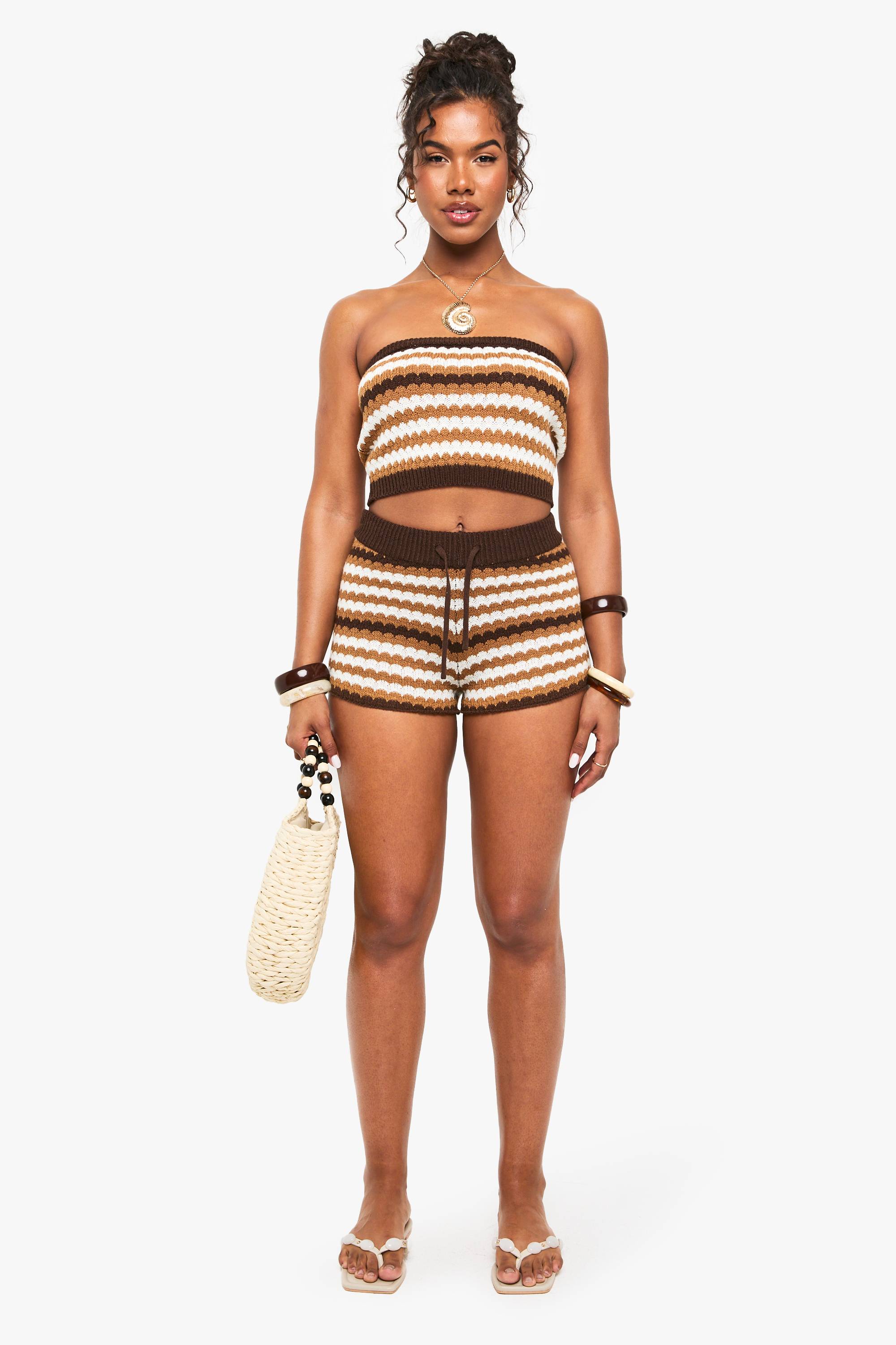 boohoo Ensemble coordonné : haut bandeau tricoté en crochet à rayures ondulées et mini short